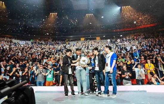 揭秘四人团队如何在四个月内让肉鸽MOBA游戏销量破百万